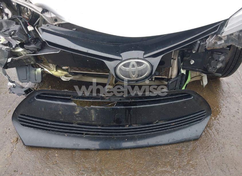 Photo 21 of 2018 Toyota Corolla LE (VIN 5YFBURHEXJP739935)