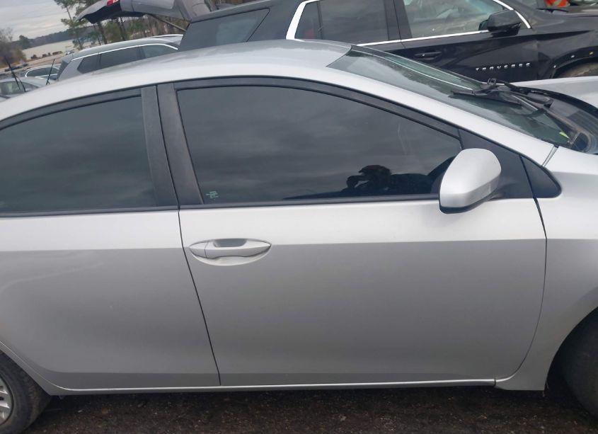 Photo 13 of 2018 Toyota Corolla LE (VIN 5YFBURHEXJP747503)