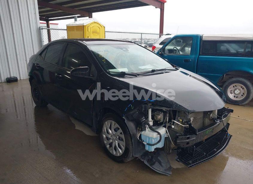 2018 Toyota Corolla LE (VIN 5YFBURHEXJP771428) main photo