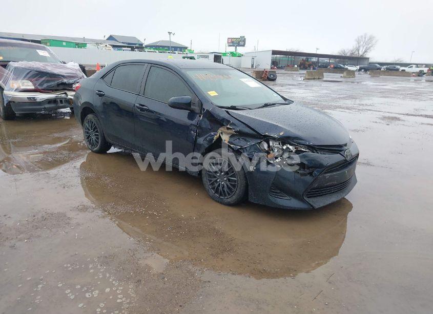 2018 Toyota Corolla LE (VIN 5YFBURHEXJP782946) main photo