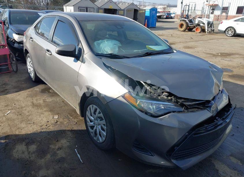 2018 Toyota Corolla LE (VIN 5YFBURHEXJP790769) main photo