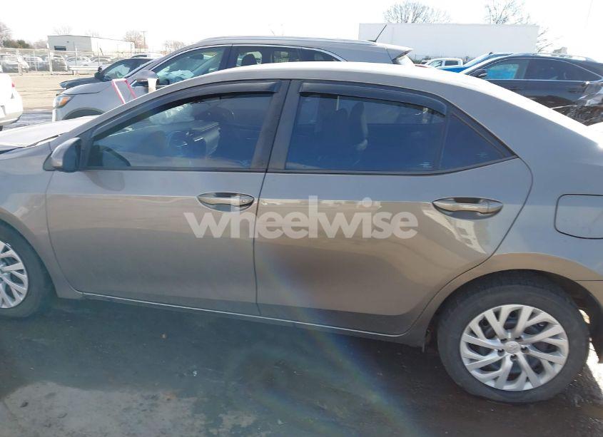 Photo 14 of 2018 Toyota Corolla LE (VIN 5YFBURHEXJP790769)