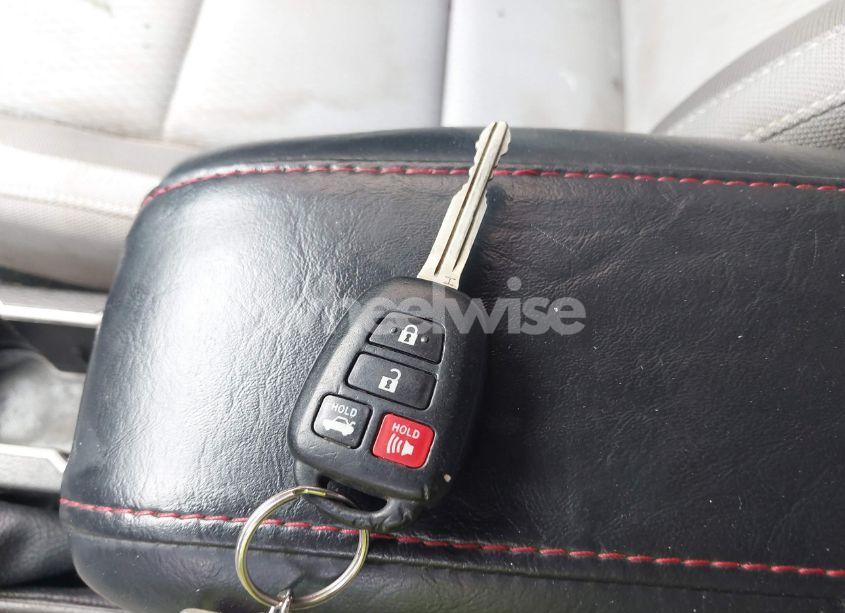 Photo 11 of 2018 Toyota Corolla LE (VIN 5YFBURHEXJP804489)