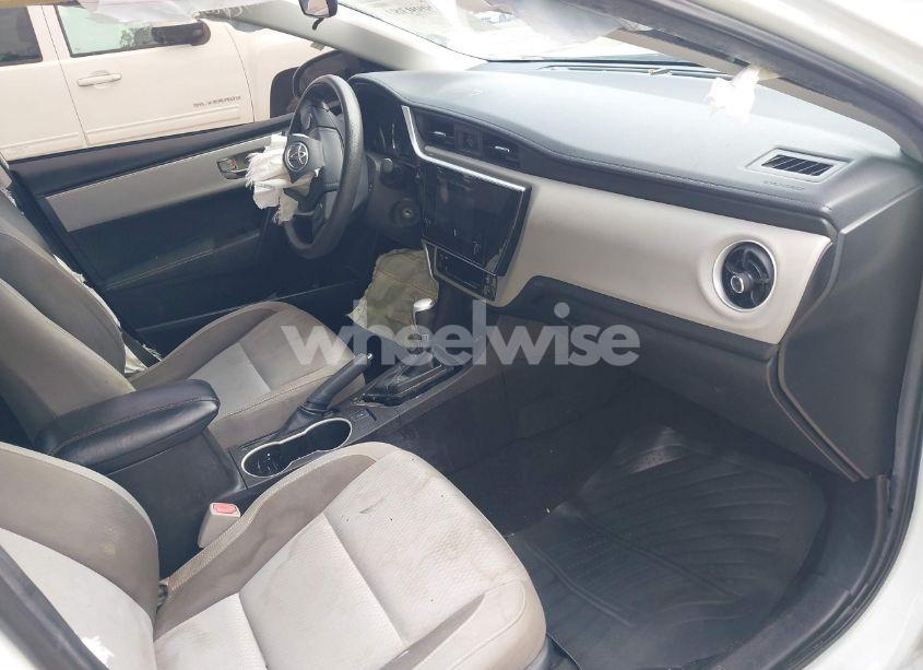 Photo 5 of 2018 Toyota Corolla LE (VIN 5YFBURHEXJP804489)