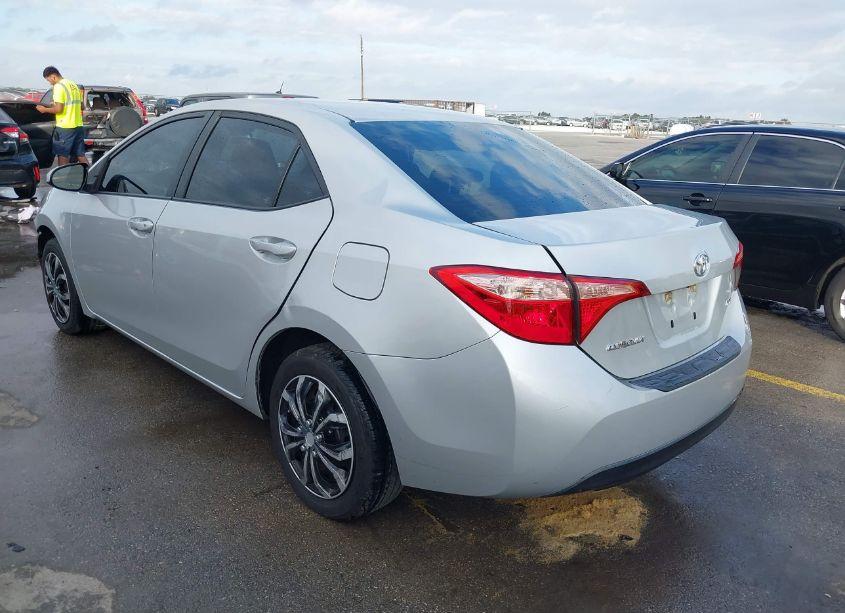 Photo 3 of 2018 Toyota Corolla LE (VIN 5YFBURHEXJP808042)