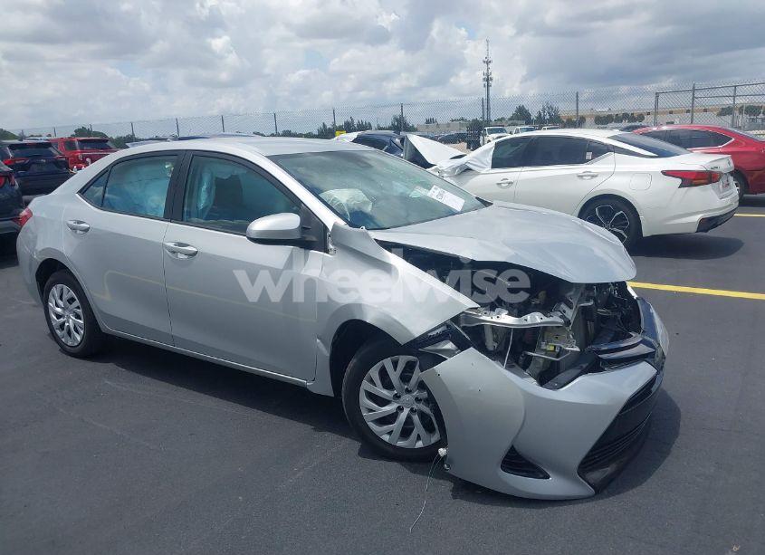 2018 Toyota Corolla LE (VIN 5YFBURHEXJP811345) main photo
