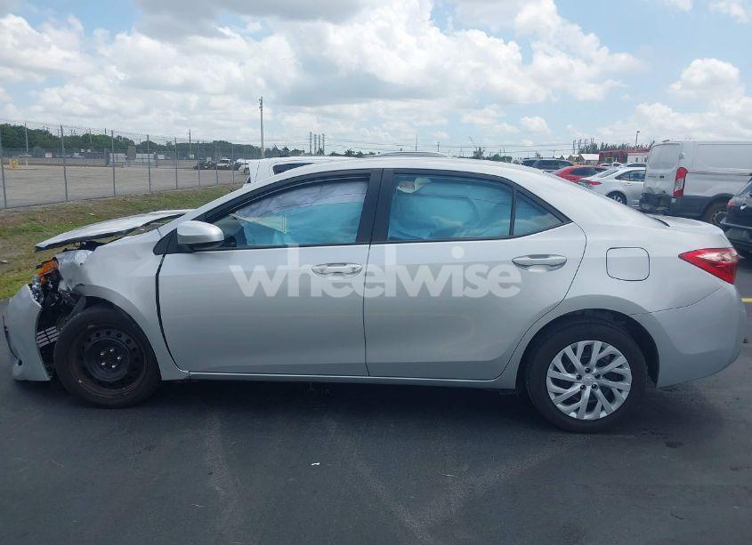 Photo 15 of 2018 Toyota Corolla LE (VIN 5YFBURHEXJP811345)