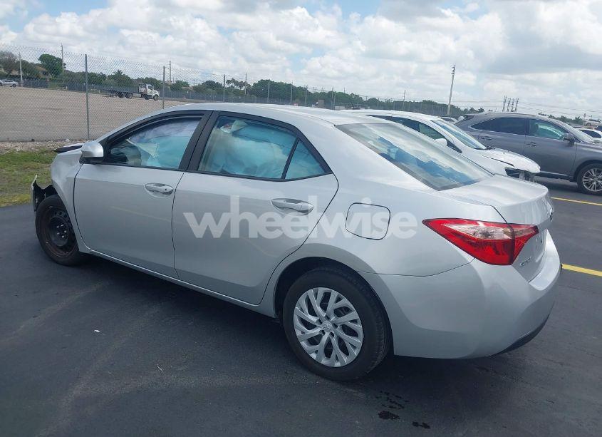 Photo 3 of 2018 Toyota Corolla LE (VIN 5YFBURHEXJP811345)