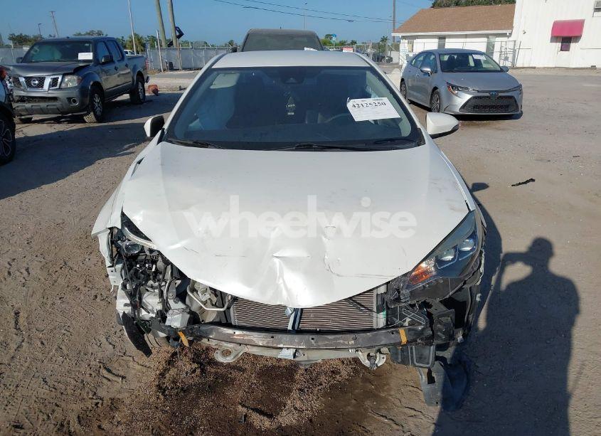 Photo 13 of 2018 Toyota Corolla SE (VIN 5YFBURHEXJP824564)