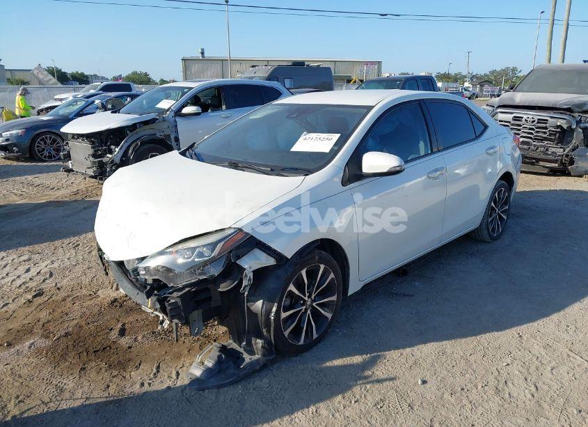 Photo 2 of 2018 Toyota Corolla SE (VIN 5YFBURHEXJP824564)