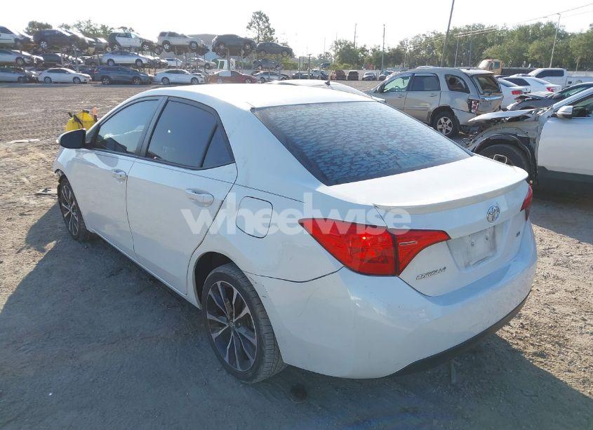 Photo 3 of 2018 Toyota Corolla SE (VIN 5YFBURHEXJP824564)