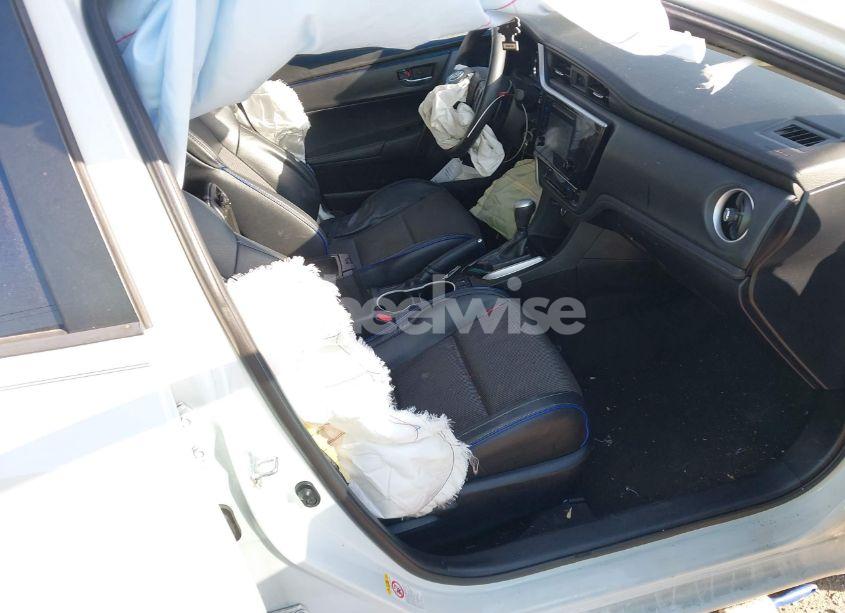 Photo 5 of 2018 Toyota Corolla SE (VIN 5YFBURHEXJP824564)