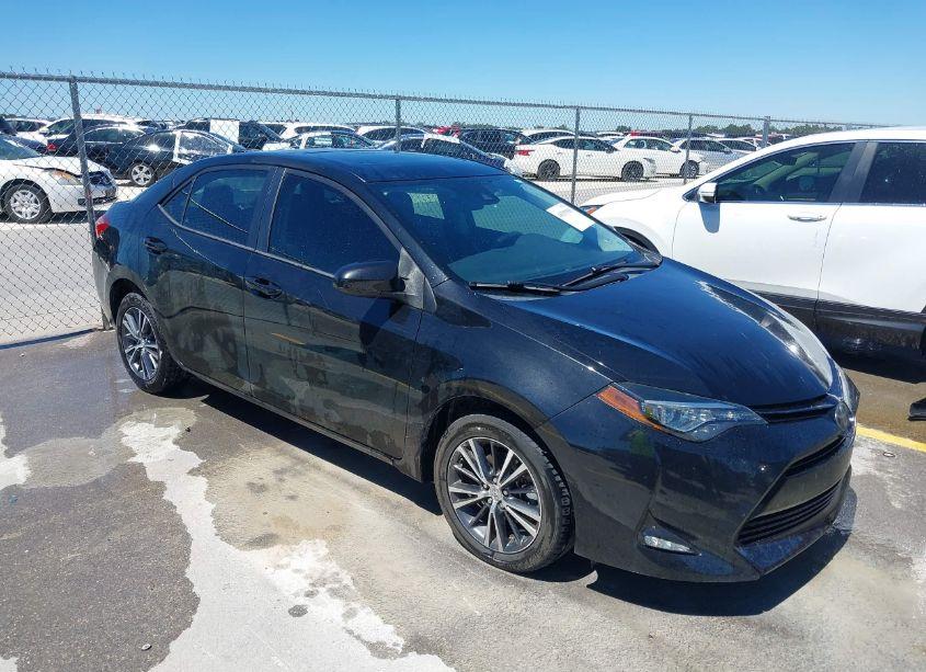 2018 Toyota Corolla LE (VIN 5YFBURHEXJP827769) main photo