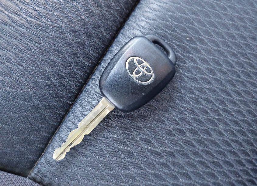 Photo 11 of 2018 Toyota Corolla LE (VIN 5YFBURHEXJP827769)