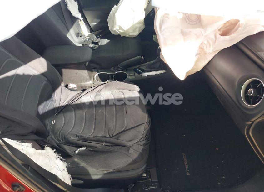 Photo 5 of 2018 Toyota Corolla LE (VIN 5YFBURHEXJP828579)