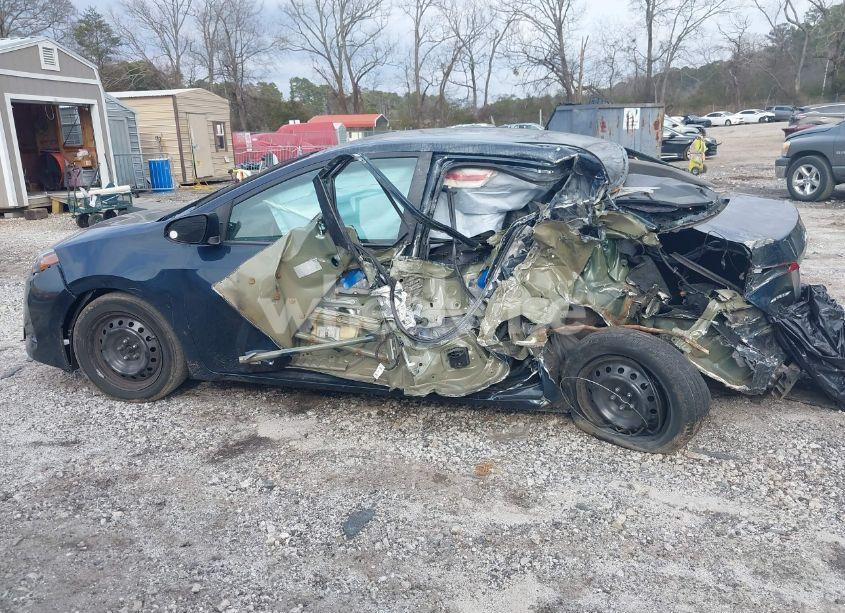 Photo 14 of 2018 Toyota Corolla LE (VIN 5YFBURHEXJP831675)