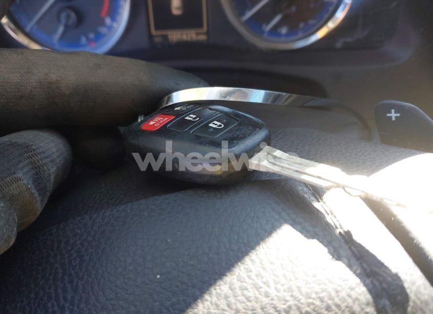 Photo 11 of 2018 Toyota Corolla SE (VIN 5YFBURHEXJP837671)