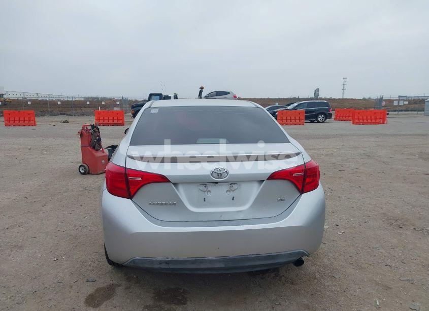 Photo 16 of 2018 Toyota Corolla SE (VIN 5YFBURHEXJP847035)