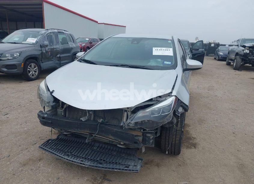 Photo 2 of 2018 Toyota Corolla SE (VIN 5YFBURHEXJP847035)