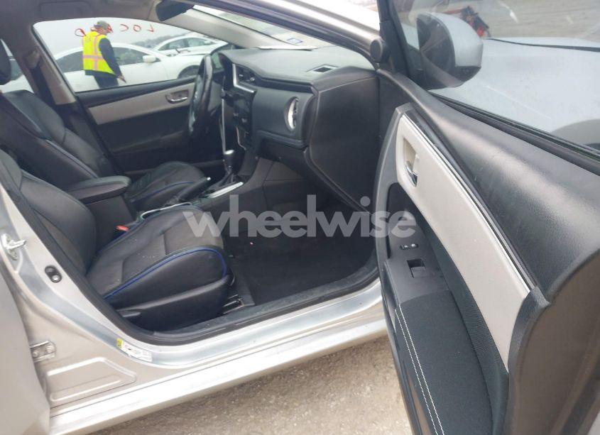 Photo 5 of 2018 Toyota Corolla SE (VIN 5YFBURHEXJP847035)