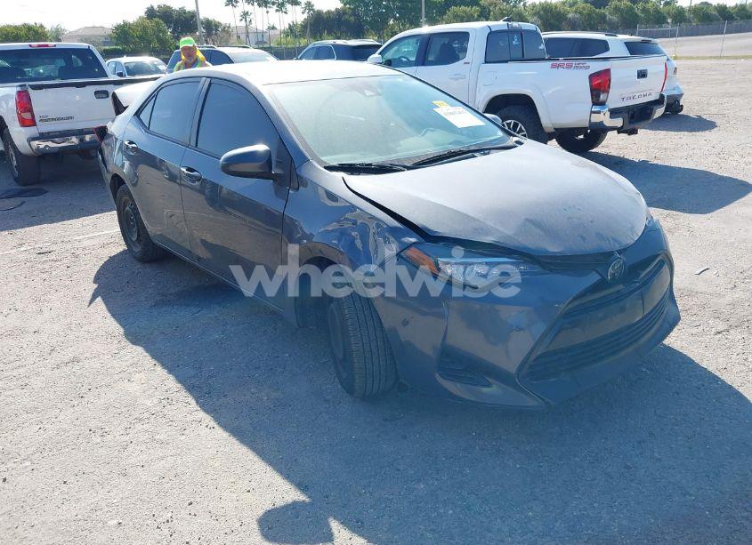 2018 Toyota Corolla LE (VIN 5YFBURHEXJP852509) main photo