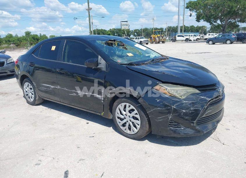 2019 Toyota Corolla LE (VIN 5YFBURHEXKP860465) main photo