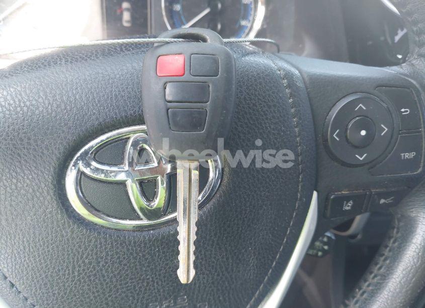 Photo 11 of 2019 Toyota Corolla SE (VIN 5YFBURHEXKP885270)