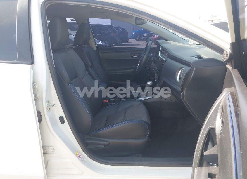 Photo 5 of 2019 Toyota Corolla SE (VIN 5YFBURHEXKP885270)