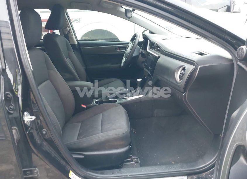 Photo 5 of 2019 Toyota Corolla LE (VIN 5YFBURHEXKP894213)