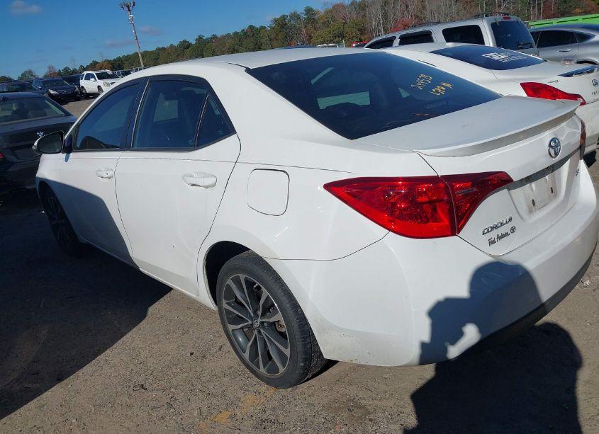 Photo 3 of 2019 Toyota Corolla SE (VIN 5YFBURHEXKP900057)