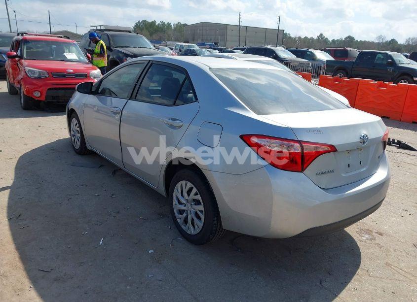 Photo 3 of 2019 Toyota Corolla LE (VIN 5YFBURHEXKP902312)