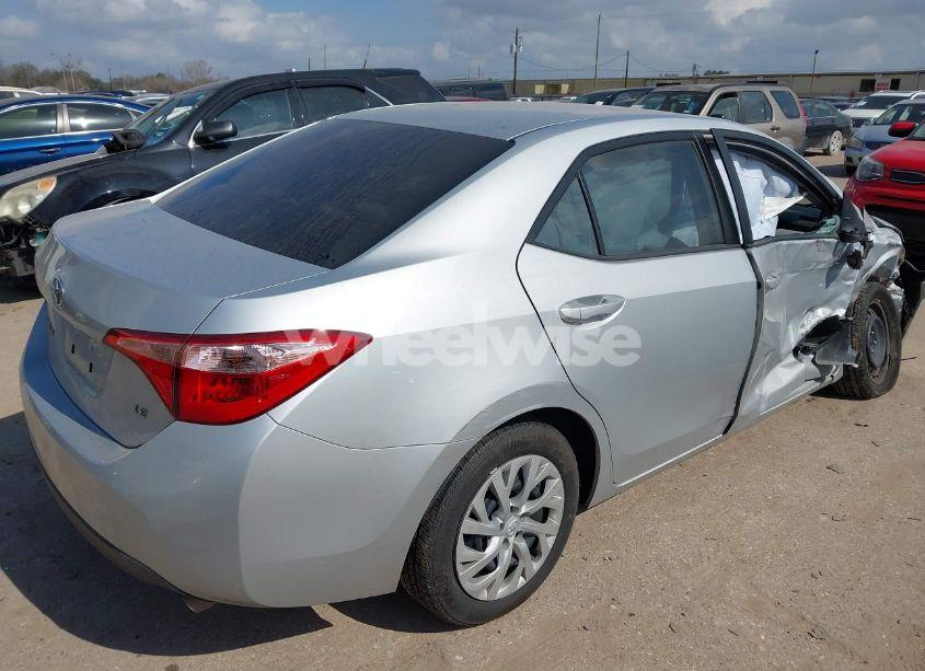 Photo 4 of 2019 Toyota Corolla LE (VIN 5YFBURHEXKP902312)