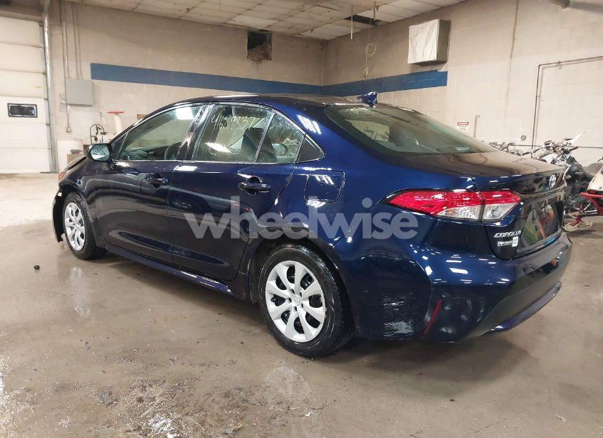 Photo 3 of 2022 Toyota Corolla LE (VIN 5YFEPMAE0NP304039)