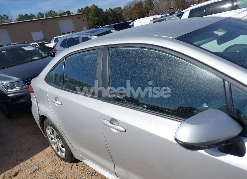Photo 13 of 2022 Toyota Corolla LE (VIN 5YFEPMAE0NP325540)