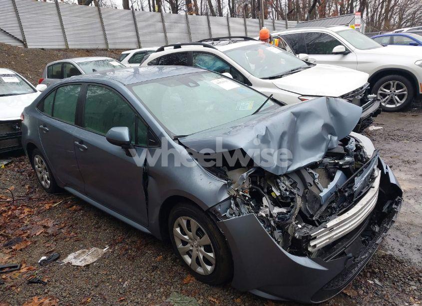 2021 Toyota Corolla LE (VIN 5YFEPMAE1MP161004) main photo