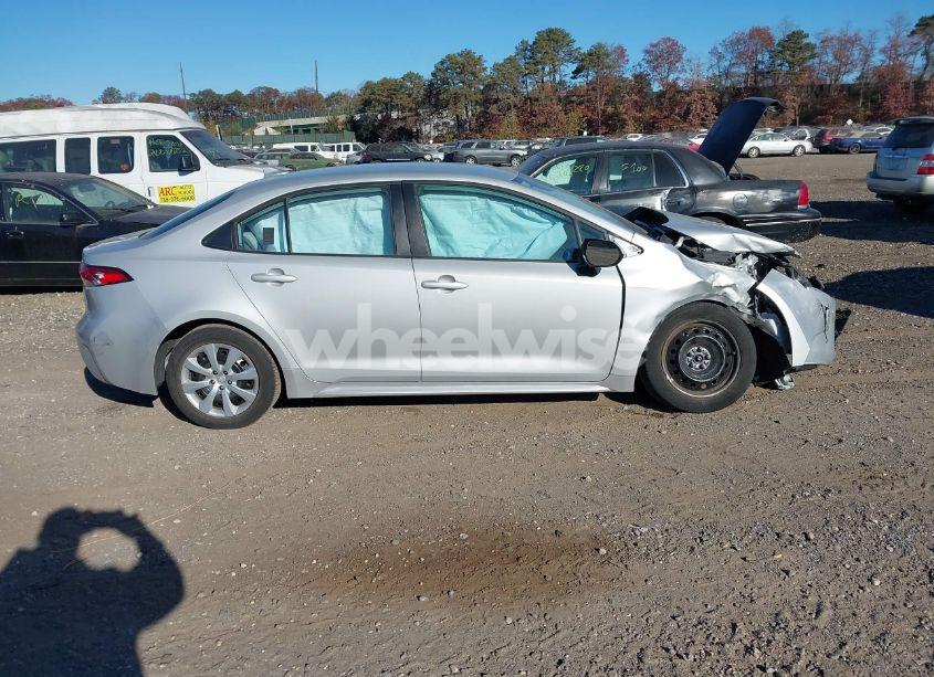 Photo 13 of 2021 Toyota Corolla LE (VIN 5YFEPMAE1MP196142)