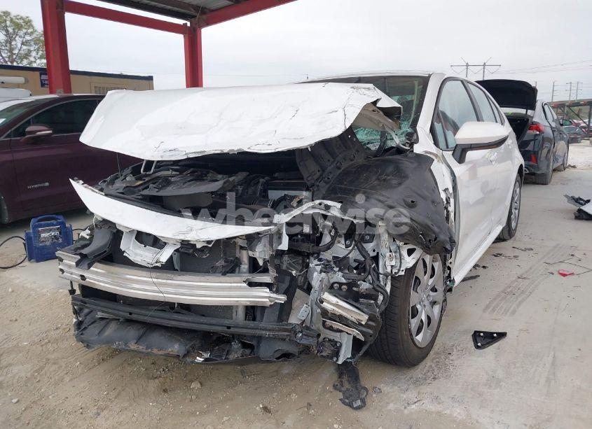 Photo 2 of 2022 Toyota Corolla LE (VIN 5YFEPMAE1NP328656)