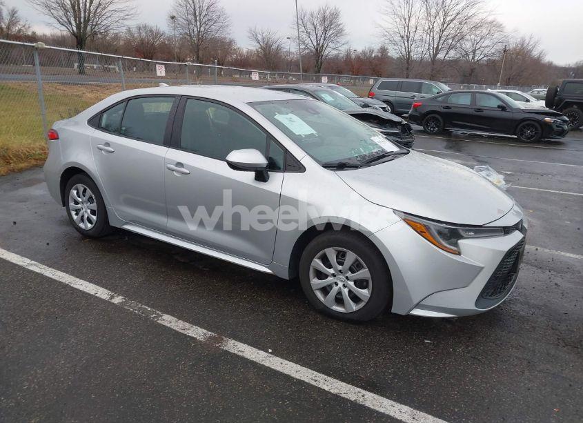 2022 Toyota Corolla LE (VIN 5YFEPMAE2NP275367) main photo