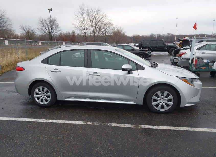 Photo 13 of 2022 Toyota Corolla LE (VIN 5YFEPMAE2NP275367)