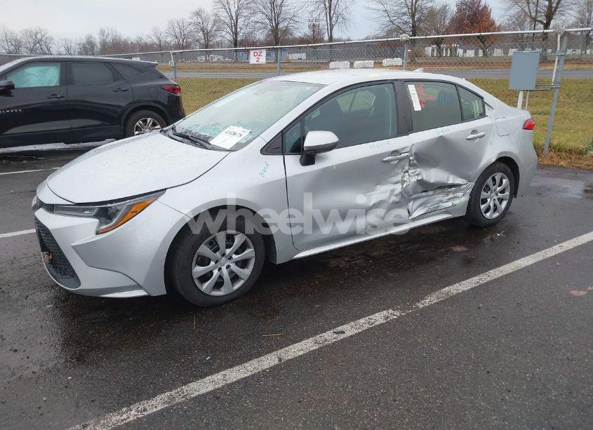 Photo 2 of 2022 Toyota Corolla LE (VIN 5YFEPMAE2NP275367)