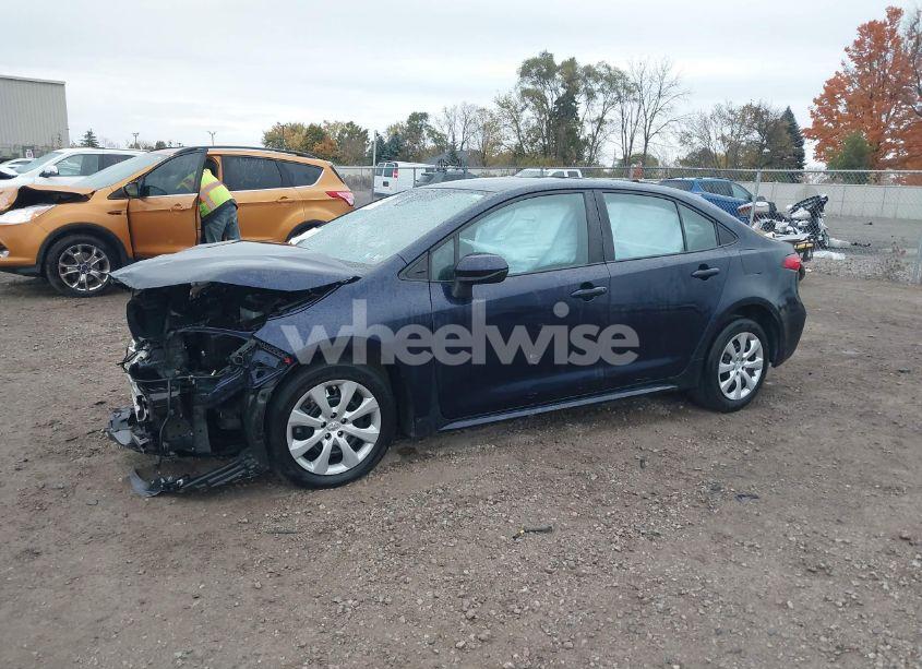 Photo 2 of 2022 Toyota Corolla LE (VIN 5YFEPMAE2NP326544)