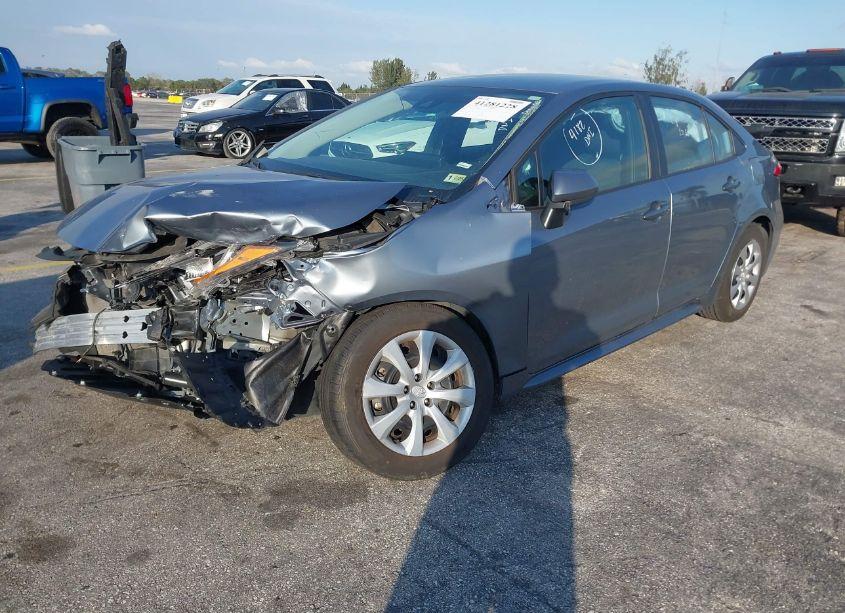 Photo 2 of 2022 Toyota Corolla LE (VIN 5YFEPMAE2NP347846)