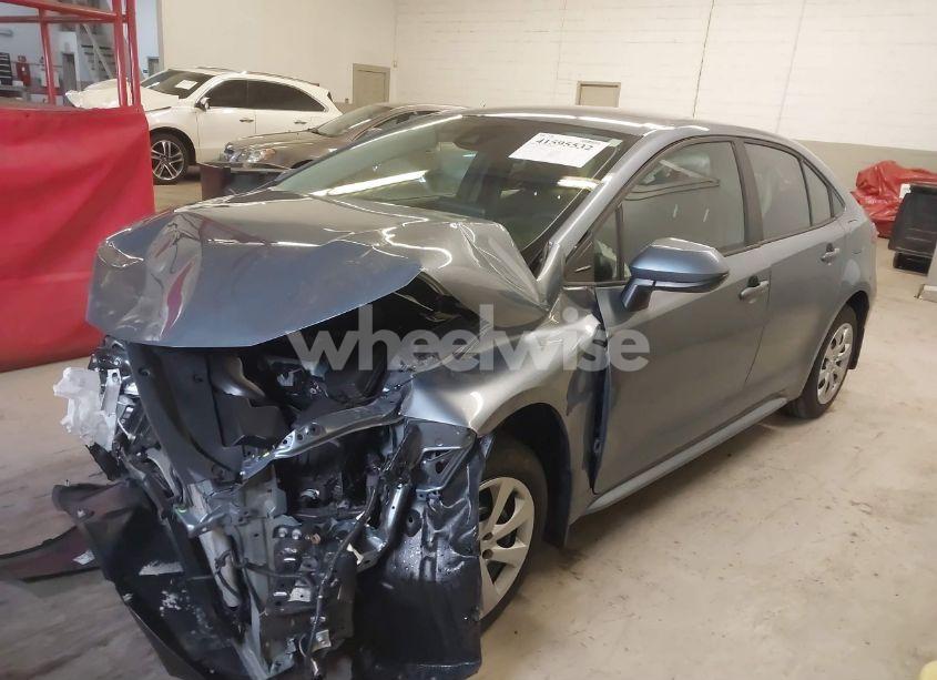 Photo 2 of 2022 Toyota Corolla LE (VIN 5YFEPMAE2NP383911)