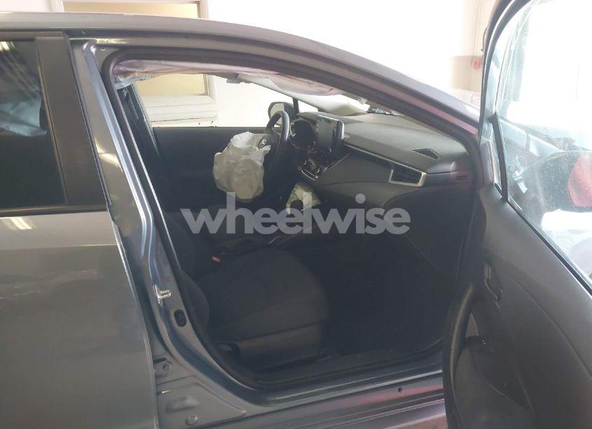 Photo 5 of 2022 Toyota Corolla LE (VIN 5YFEPMAE2NP383911)