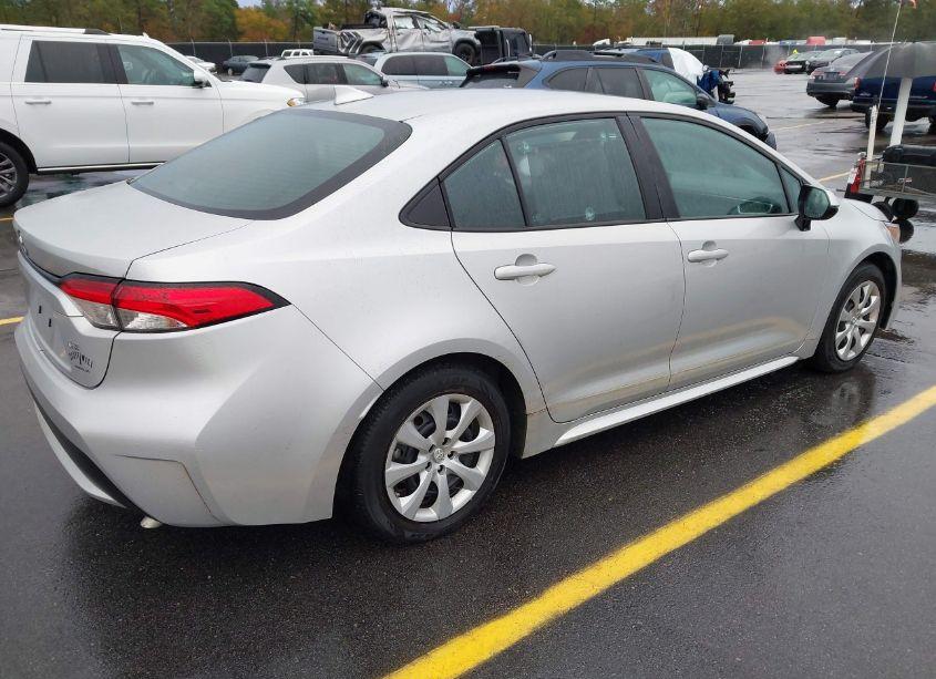 Photo 4 of 2022 Toyota Corolla LE (VIN 5YFEPMAE3NP282828)