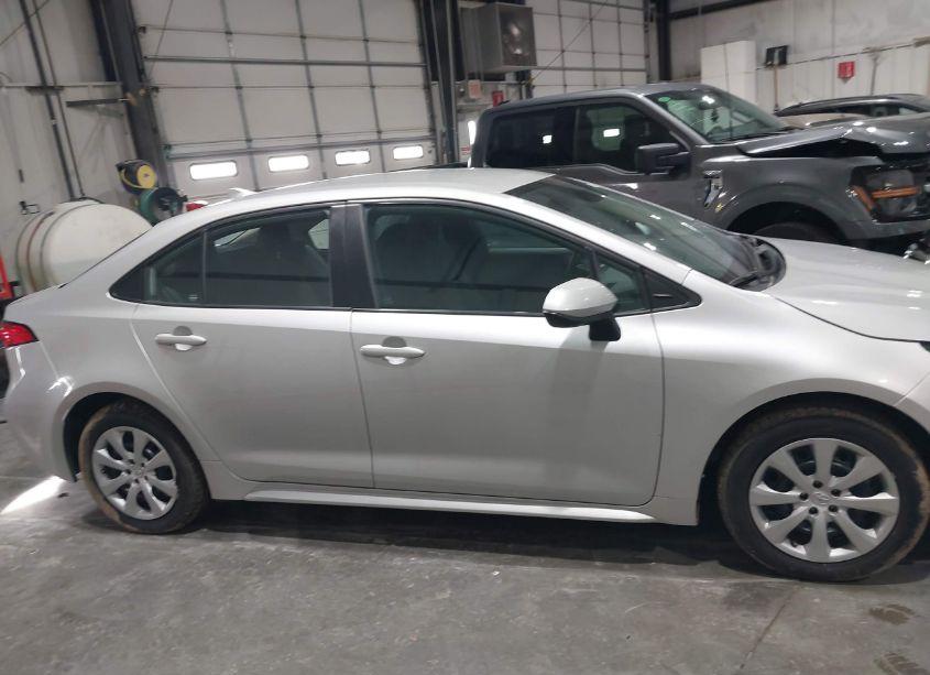 Photo 13 of 2022 Toyota Corolla LE (VIN 5YFEPMAE3NP318162)