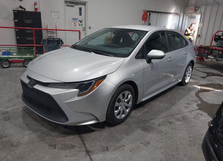 Photo 2 of 2022 Toyota Corolla LE (VIN 5YFEPMAE3NP318162)