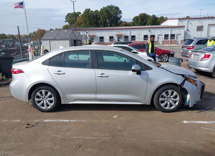 Photo 13 of 2022 Toyota Corolla LE (VIN 5YFEPMAE3NP385764)