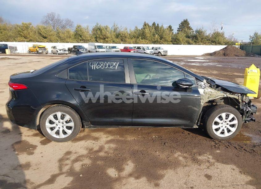 Photo 14 of 2022 Toyota Corolla LE (VIN 5YFEPMAE4NP324102)