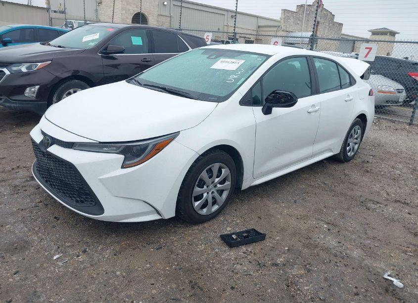 Photo 2 of 2022 Toyota Corolla LE (VIN 5YFEPMAE5NP339241)